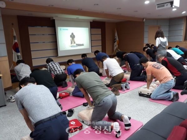 27일 대전시설관리공단은 직원들의 응급상황 대처능력 향상을 위해 심폐소생술 등 구조 및 응급처치 교육을 실시했다.