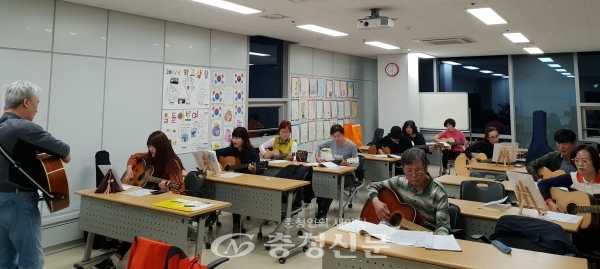 대전 동구는 오는 8월 26일까지 2018년 하반기 평생학습 수강생을 인터넷 선착순 모집한다. 사진은 상반기 힐링기타교실을 하고 있다.