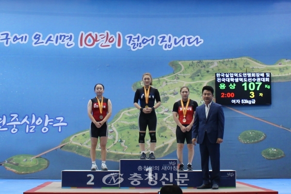여자 53kg 금메달리스트 장은비 선수가 시상대(사진 중앙)에 올라 자랑스런 모습을 선 보이고 있다(제공 = 공주시)