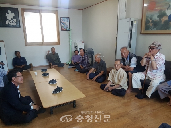 박세복 영동군수는 지난 31일 매곡면 수원리 마을경로당 등을 방문하며 불볕더위를 피해 휴식을 취하고 있는 지역 노인들의 건강을 살폈다.
