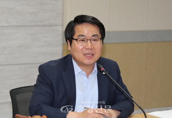 오세현 아산시장이 31일 8월 확대간부회의서 '일 중심, 성과 중심'을 강조하고 민원처리 및 시정방향을 제시했다.