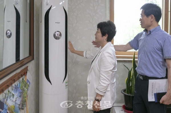 지난 30일 중리사회복지관에서 박정현 대덕구청장이 냉방기 상태를 점검하고 있다.
