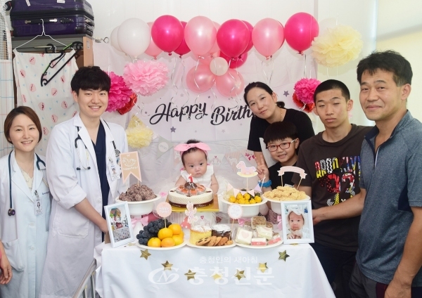 31일 유나 가족과 을지대병원 의료진이 소아병동에서 돌잔치를 열었다.