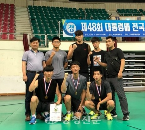 대전대 복싱부 선수들이 대회가 끝난 후 메달을 목에 걸고 감독 등과 함께 기념사진을 찍고 있다.(사진=대전대 제공)