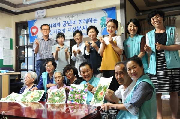 국민건강보험공단 대전지역본부가 지난 30일 대전시 유성구 소재 노인요양시설에서 충남대 병원과 함께 물리치료 봉사를 실시했다.