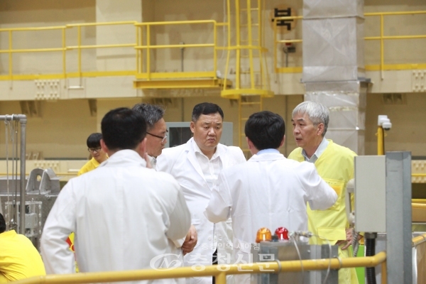 구본환 대전시의회 의원(오른쪽 세 번째)이 1일 한국원자력연구원을 찾아 하나로 가동 중단에 따른 긴급 현장 점검을 벌이고 있다. (사진=시의회 제공)