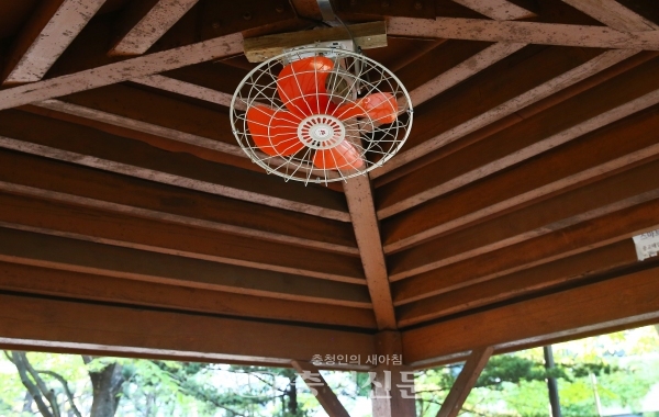 대전 유성구가 폭염대책의 하나로 어은동 어린이공원에 위치한 정자에 천장 고정형 선풍기가 설치돼 있다.
