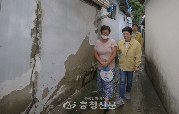 박정현 대덕구청장(사진 오른쪽)이 대덕구 장동지역 주민의 애로사항을 들어 주고 있다.