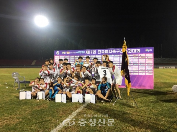 대덕대학교 여자 축구팀이 경남 합천에서 열린 제17회 전국여자축구선수권대회에 출전해 6전 전승으로 우승을 차지했다.
