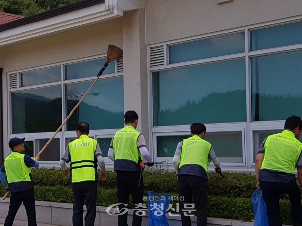 3일 LX한국국토정보공사 서천지사 관계자들이 서천군 장애인종합복지관에서 봉사활동을 하고있다. (사진=LX 제공)