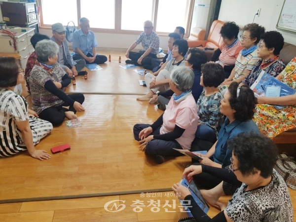 김장환 성정2동장이 3일 무더위쉼터를 방문해 어르신들에게 여름용품을 지원하고 폭염피해 예방법을 안내하고 있다.