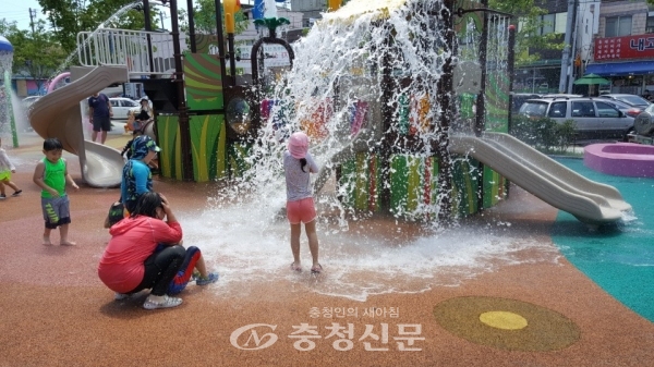 대덕구가 푹염관리대책의 하나로 수경시설 운영을 연장하기로 했다. 사진은 대덕구 공원 내 어린이들이 물놀이시설을 즐기고 있고 있다.