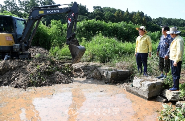 7일 대전 중구가 폭염으로 인한 농작물 피해를 예방하기 위해 물웅덩이를 파고 있다.
