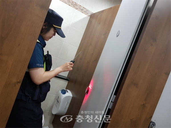 동부경찰서 용전지구대 경찰이 여자화장실에 몰래카메라 설치여부를 점검하고 있다.