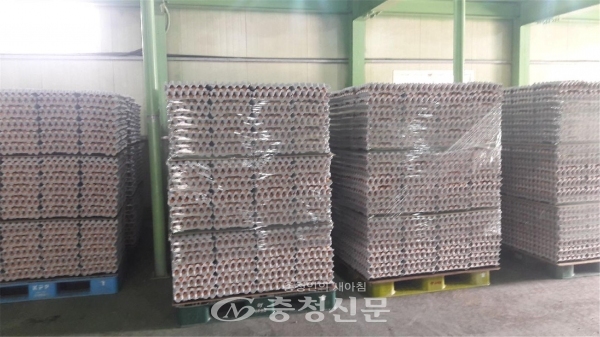 예산농장(양계농장)을 운영하는 김영식 대표는 6일 관내 어려운 이웃을 위해 직접 생산한 계란 2500판을 예산군청에 기탁했다.