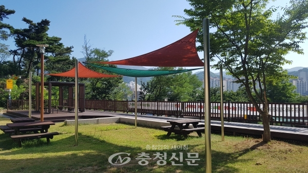 폭염이 계속됨에 따라 대전 동구가 공원 이용객들이 한여름 햇빛을 피할 수 있도록 도시공원에 그늘막을 설치했다.