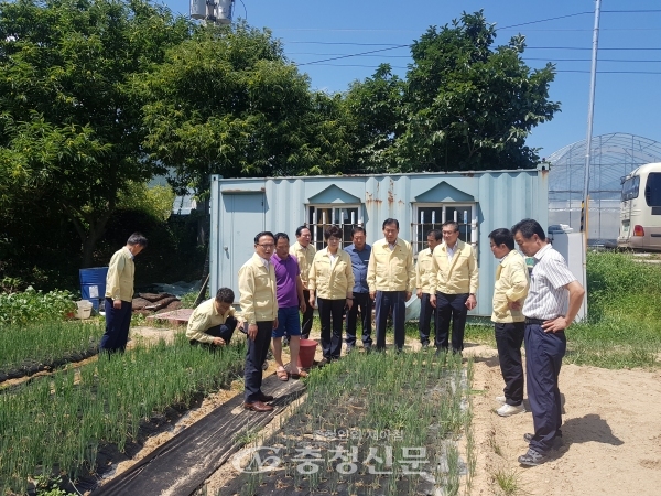 지난 3일 김재종 군수 외 의원들이 가뭄피해 현장을 방문해 농민을 격려하며 현장의견을청취했다.