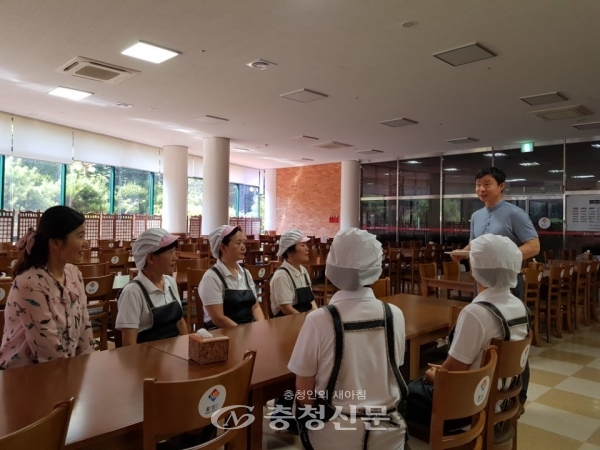9일 대전 중구가 식중독 예방을 위해 효문화마을관리원 식당 조리종사자에 대한 현장교육을 하고 있다.