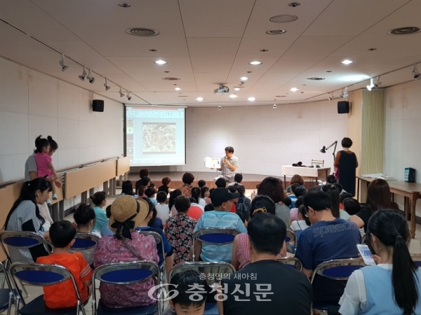 9일 대전 동구가 선화동 계룡문고에서 드림스타트 가족 100여 명이 함께하는 BOOK쩍 BOOK쩍! 책방나들이 행사를 하고 있다.