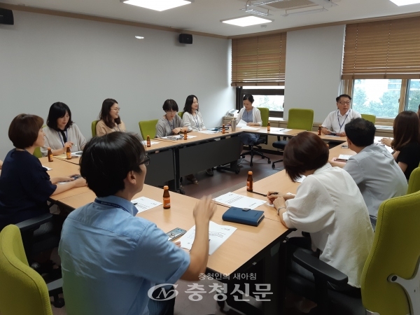 9일 대전 유성구가 구청 소회의실에서 마을공동체 사업 유관부서 간 업무협업을 위한 행정실무협의체 회의를 하고 있다.