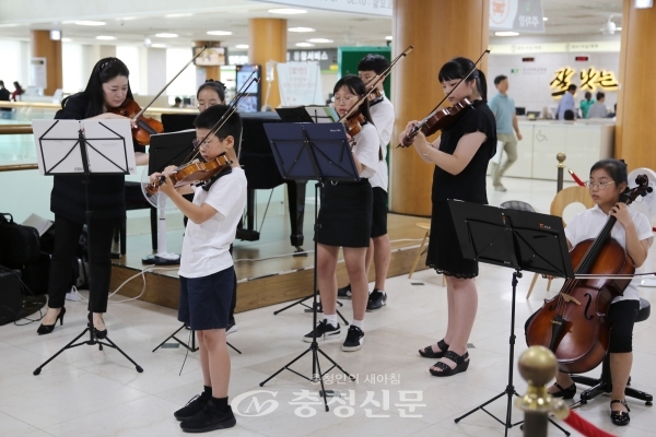 10일 건양대병원 로비에서 열린 힐링음악회에서 별하누리 오케스트라가 공연하는 모습.