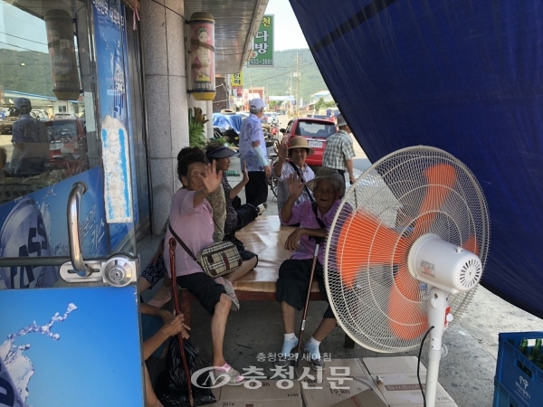 웅천읍은 시내버스 및 시외버스터미널 정류장에 차광막과 대형 선풍기를 설치했다.