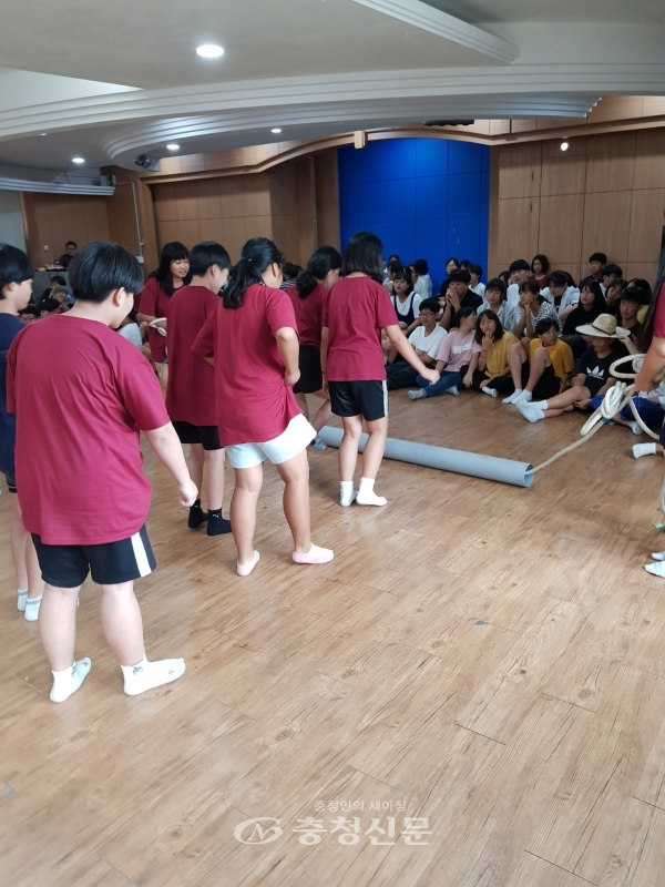 예산군청소년수련관 송아리 방과 후 아카데미 학생들이 8일부터 10일까지 진행된 하계연합캠프에서 협동과의 만남 프로그램을 하고 있다.