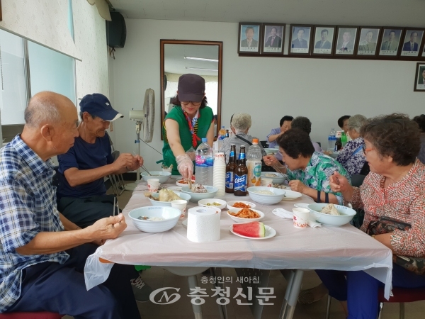 천안시 봉명동 새마을지도자와 새마을부녀회는 11일 봉명동 행정복지센터에서 지역 소외계층 어르신 50여명을 초청해 점심으로 삼계탕을 나누는 행사를 가졌다.
