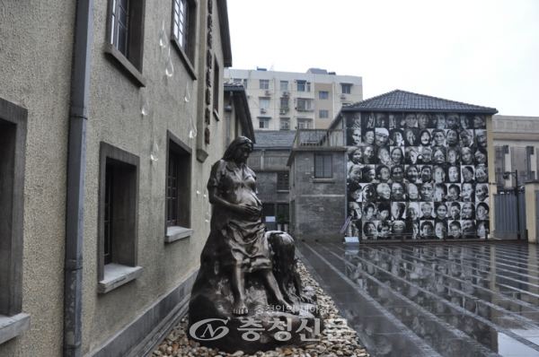 난징이제항위안소유적진열관 마당. 사진 왼쪽 임산부가 박영심 할머니를 형상화한 동상으로 마당에 비가 촉촉히 내리고 있다.