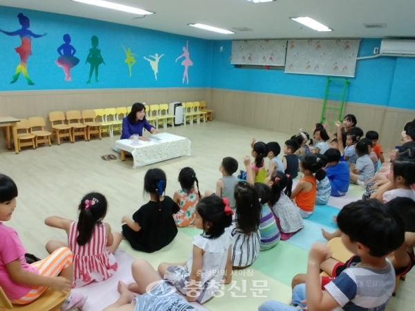 지난 13일 최미옥 대덕구 법2동장이 푸른유치원생에게 광복절 어린이 나라사랑 교육을 하고 있다.