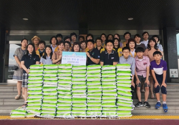 지난 13일 나라사랑과학사랑봉사동아리 회원들이 백미 10kg 100포를 전달하고 있다.