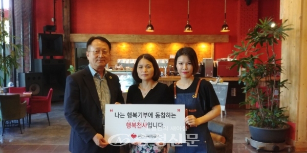 피플앤스토리 카페(대표 김영미)가 14일 지난 6월부터 커피 한 잔을 판매할 때마다 100원씩 적립한 후원금 100여만 원을 천안시복지재단에 전달했다.