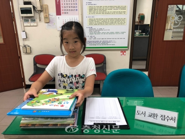 한 초등학생이 대전서부교육지원청으로 집에서 읽지 않는 책을 기증하고 있다.(사진=대전교육청 제공)