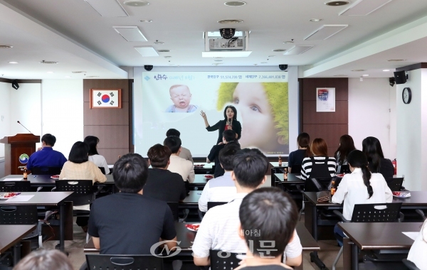 지난 14일 대전 서구가 구청 대회의실에서 서구에 거주하는 청년, 대학생 30여 명에게 저출산·고령화 사회와 인구 문제에 대한 초청강연회를 하고 있다.