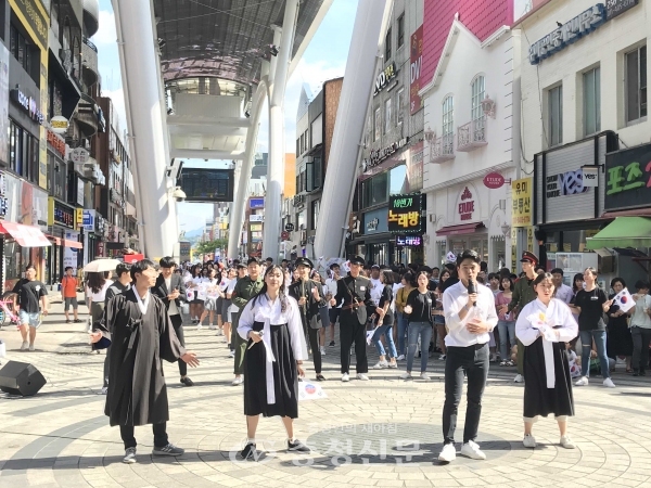 대전시 고교생들이 15일 스카이로드에 모여 광복절 맞이 플래시몹 행사를 펼치고 있다.(사진제공=KT충남고객본부)