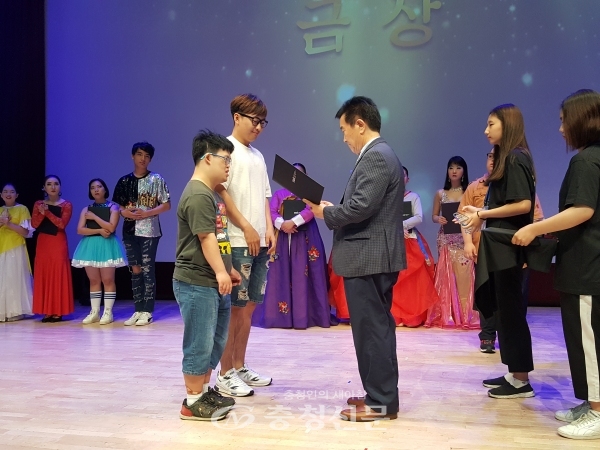 얼쑤 사회적협동조합의 예술단 얼쑤가 지난 12일부터 14일까지 열린 한국장애인문화예술단체총연합회 주최 ‘제6회 대한민국장애인예술경연대회’ 무용분야경연에서 화무(華舞)로 1위인 금상을 수상했다.