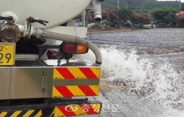 한국서부발전 태안발전본부에서 지원한 살수차에서 가뭄피해 지역에 물이 공급되고 있는 모습.