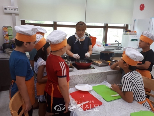 학생들이 여름방학 계절학교 요리교실 프로그램에 참여하고 있다.