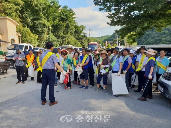 제천시 봉양읍이 직능단체와 함께 탁사정 환경정화 활동을 펼쳤다.