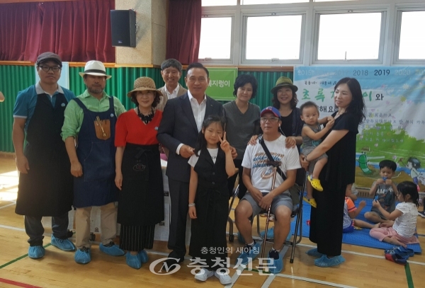 천안NGO센터가 지난 18일 차암초등학교에서 주민동아리 지원사업 공모로 선정된 17개 동아리가 참여한 가운데 중간교류회를 개최했다.