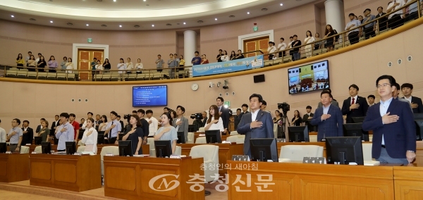 21일 대전시의회에서 청년층과의 소통 강화를 위해 청년의회가 열린 가운데 시의원들과 청년의원 등이 개회식에 참석해 국기에 경례를 하고 있다. (사진=시의회 제공)