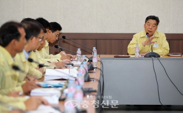 태안군은 22일 군청 중회의실에서 가세로 군수 주재로 태풍 대비 긴급 대책회의를 개최하고 주민들의 안전을 최우선으로 생각하여 공연을 잠정 연기하기로 결정하였다.