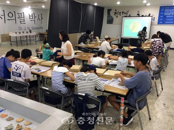 대전 극동지역아동센터 학생들이 한남대 중앙박물관 프로그램에 참여하고 있다.(사진=한남대 제공)