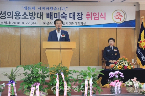 축사하는 홍성열 군수와 뒤에 배미숙 대장. 사진=김정기 기자