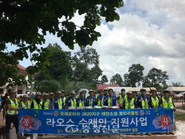 한국서부발전 노사합동 구호봉사대와 태안소성로타리클럽 회원들.