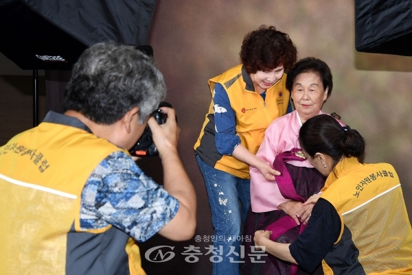지난 24일 ㈔대전시중구자원봉사센터 주관으로 대한미용사회 대전중구지회가 노인 장수사진 촬영에 재능기부를 하고 있다.