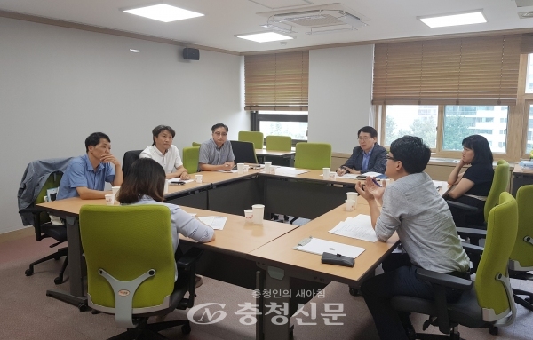 28일 대전 유성구가 소회의실에서 마을공동체 공약사업 추진을 위한 실무회의를 하고 있다.