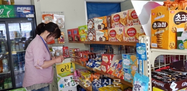 30일 대덕구의 어린이 기호식품 전담관리원이 학교주변 판매업소를 방문해 지도 및 점검을 하고있다.