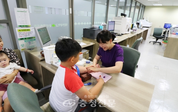 대전대학교 둔산한방병원은 이달 2주간 의료취약계층인 다문화가정 어린이 무료 성장 검진을 진행했다.