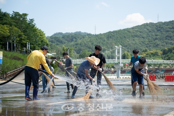 지난 1일 박용갑 중구청장(사진 왼쪽)과 직원들이 뿌리공원 하상주차장과 데크 복구활동을 하고 있다.